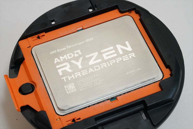 AMD 製CPU「Ryzen Threadripper 1950X BOX」。基本クロックは3.4GHz、最大ブーストクロックは4GHz。16コア32スレッドによる圧倒的なパワーが魅力です