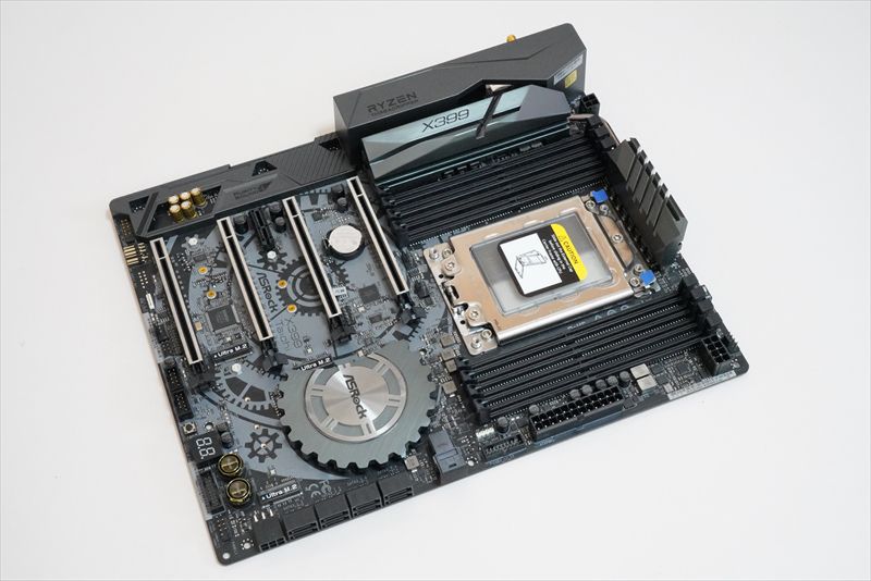 ASRock製マザーボード「X399 Taichi」。Ryzen Threadripper用のTR4 Socketを採用。DDR4 DIMMスロットを8基搭載し、メモリーを最大128GBまで搭載可能です。高耐久パーツを採用しながらもコストパフォーマンス◎