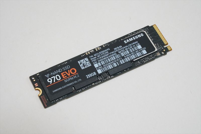 Samsung製SSD「970 EVO MZ-V7E250B/EC」。シーケンシャル読み出しは毎秒3400MB、書き込みは毎秒1500MBを実現。5年間の限定保証がついており、耐久性には定評があります