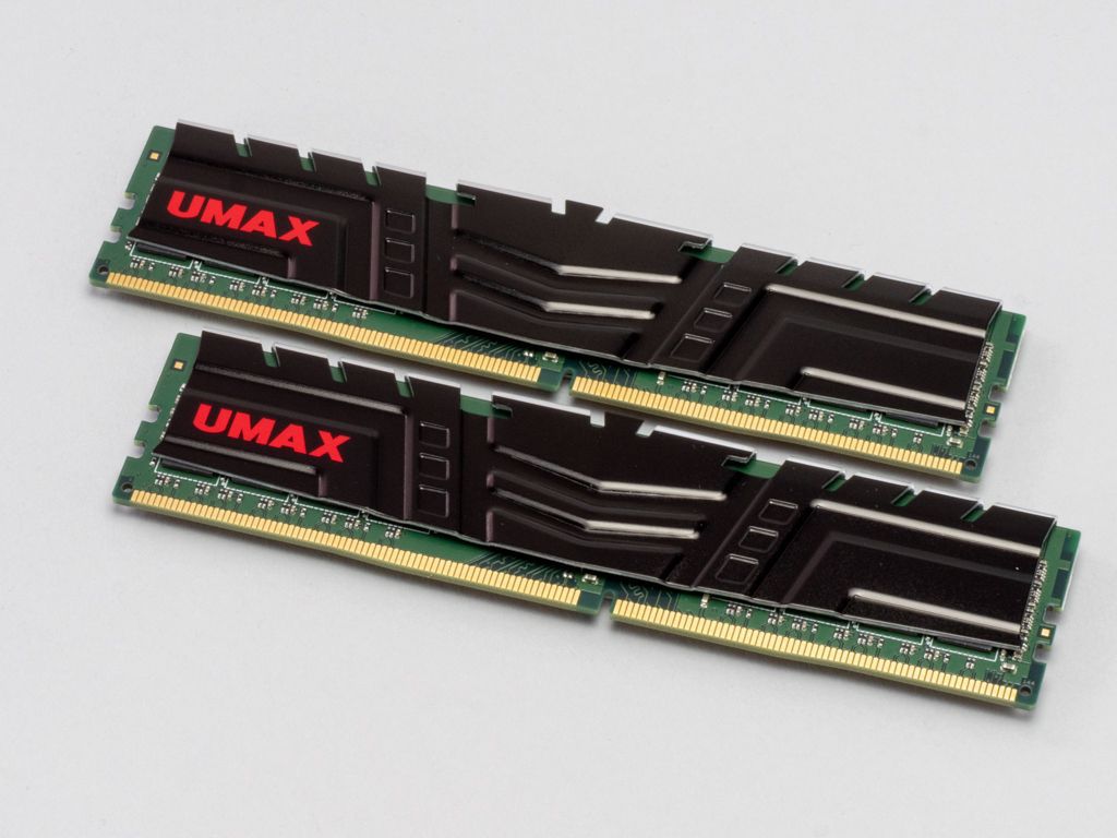 UMAX「DCDDR4-2666-16GB HS」（DDR4-2666 8GB×2）。実売価格 1万4000円前後