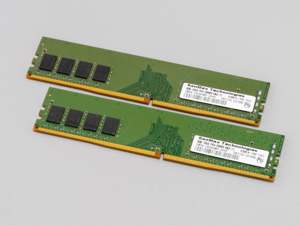 サンマックス・テクノロジーズ「SMD4-U16G48M-26V-D」（DDR4-2666 8GB×2）。実売価格 1万8000円前後