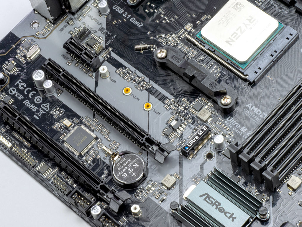 PCIe3.0×4接続サポートの「Ultra M.2」スロットを装備。高速なM.2 SSDを利用できる