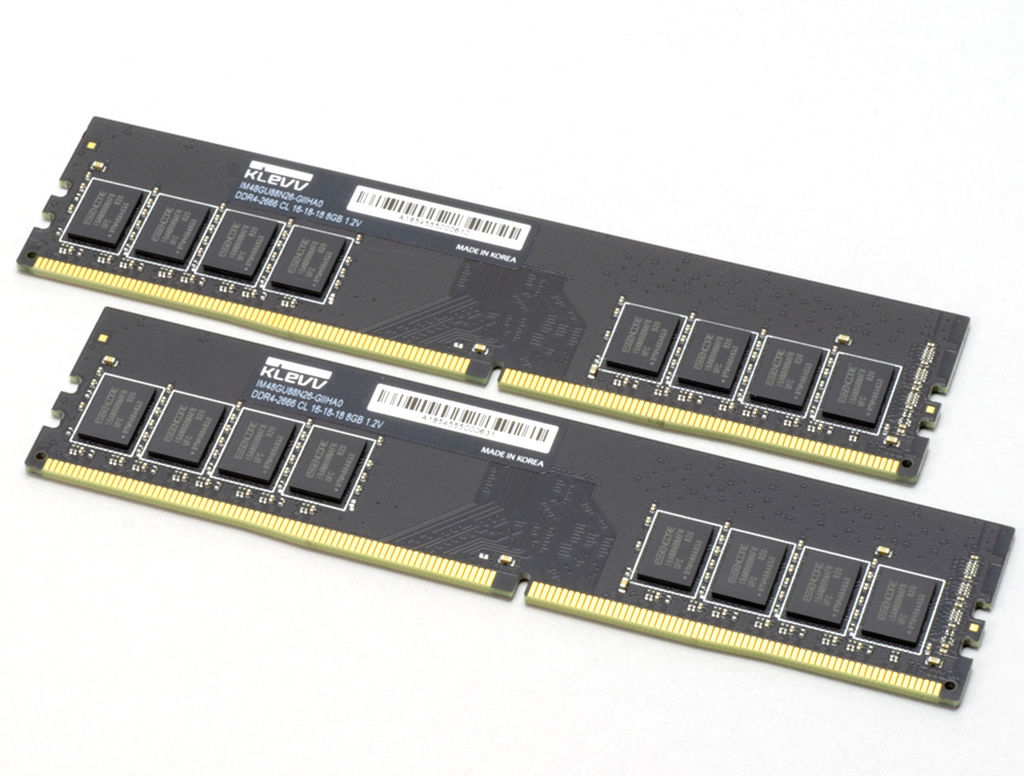 DDR4-2666動作をサポートするEssencore製メモリー「IM48GU88N26-GIIHA2」。8GB×2の16GBで、編集系作業や複数タブを開いたブラウジングも余裕だ