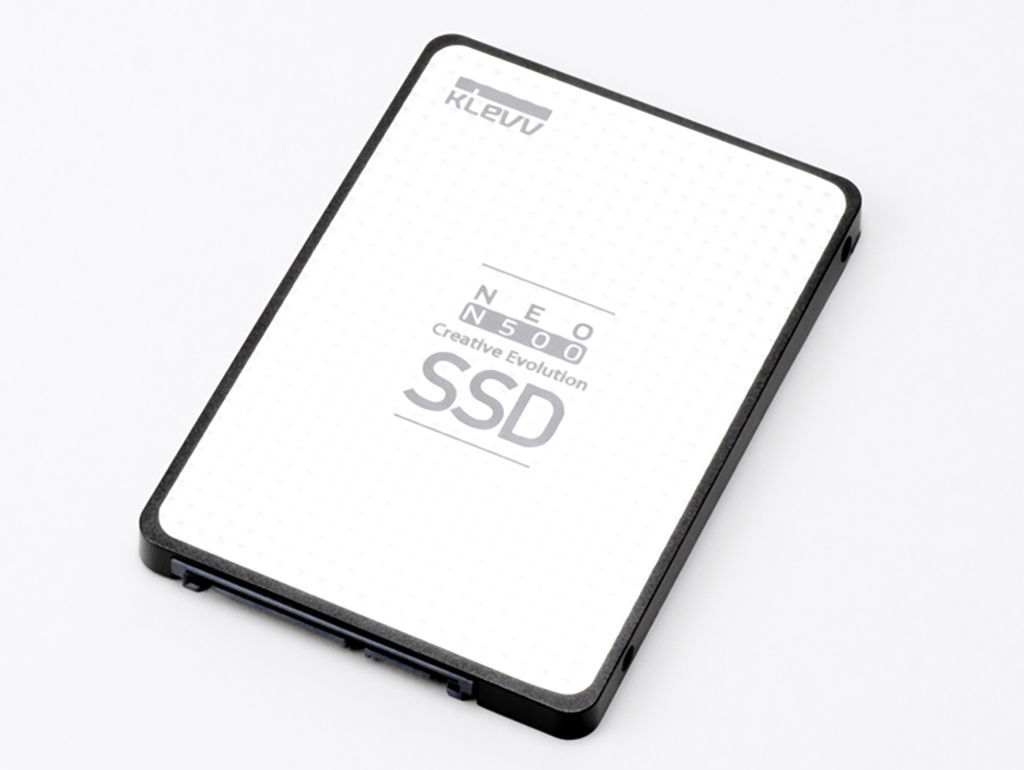 2.5インチSSDのEssencore「NEO N500」。480GBモデルは7500円前後の手ごろな価格になっている