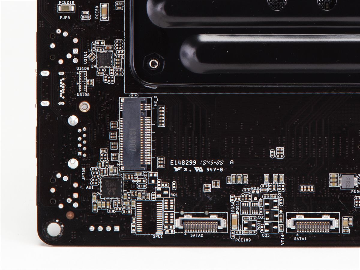 AMD版だけに搭載されているのが、マザーボード裏面のM.2スロット。これを使えば、2台のNVMe対応SSDを装着可能だ