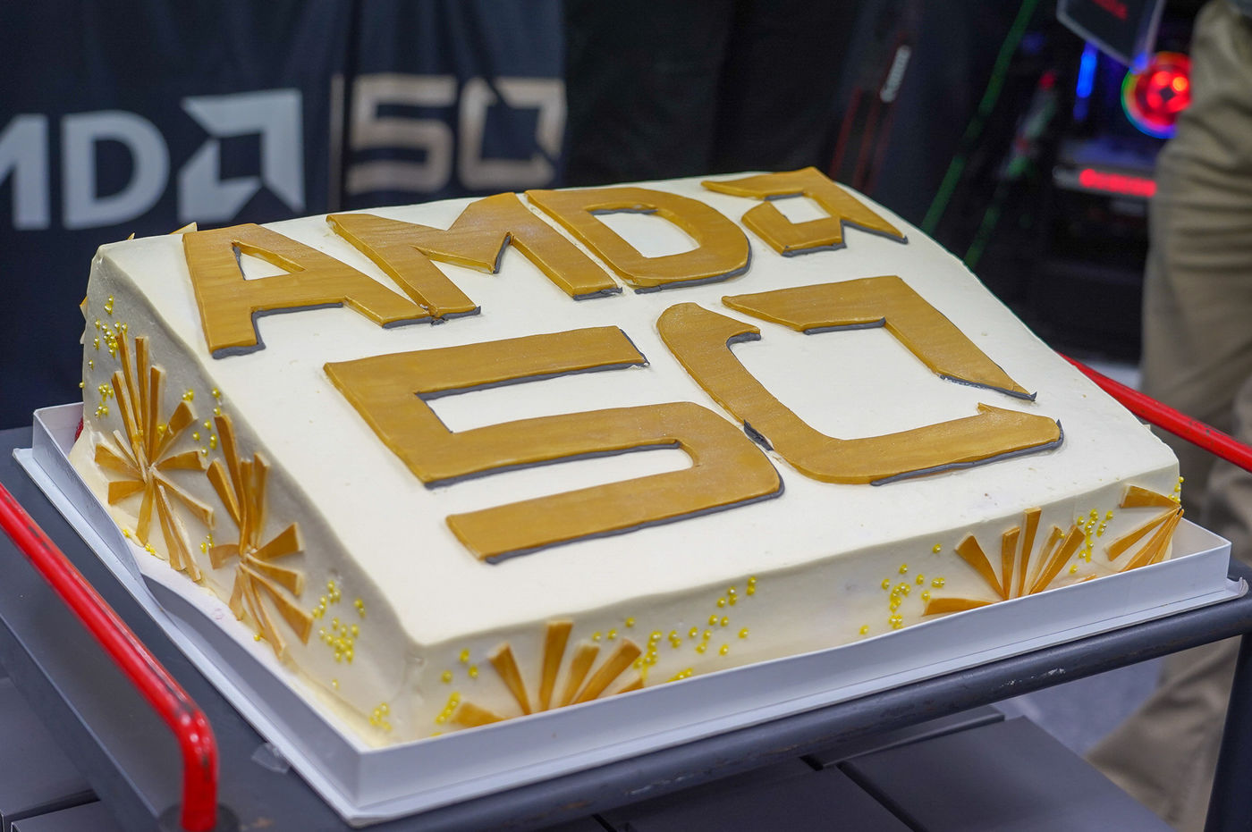 AMD50周年のケーキ、なおケーキはこの後スタッフがおいしく頂いたそうだ